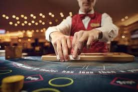 AduQ betting interface on baladatoto slot showing player positions, pot count, and dealer button